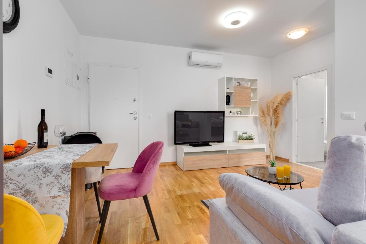 Apartment Roni + Besplatan Parking Zadar Buitenkant foto