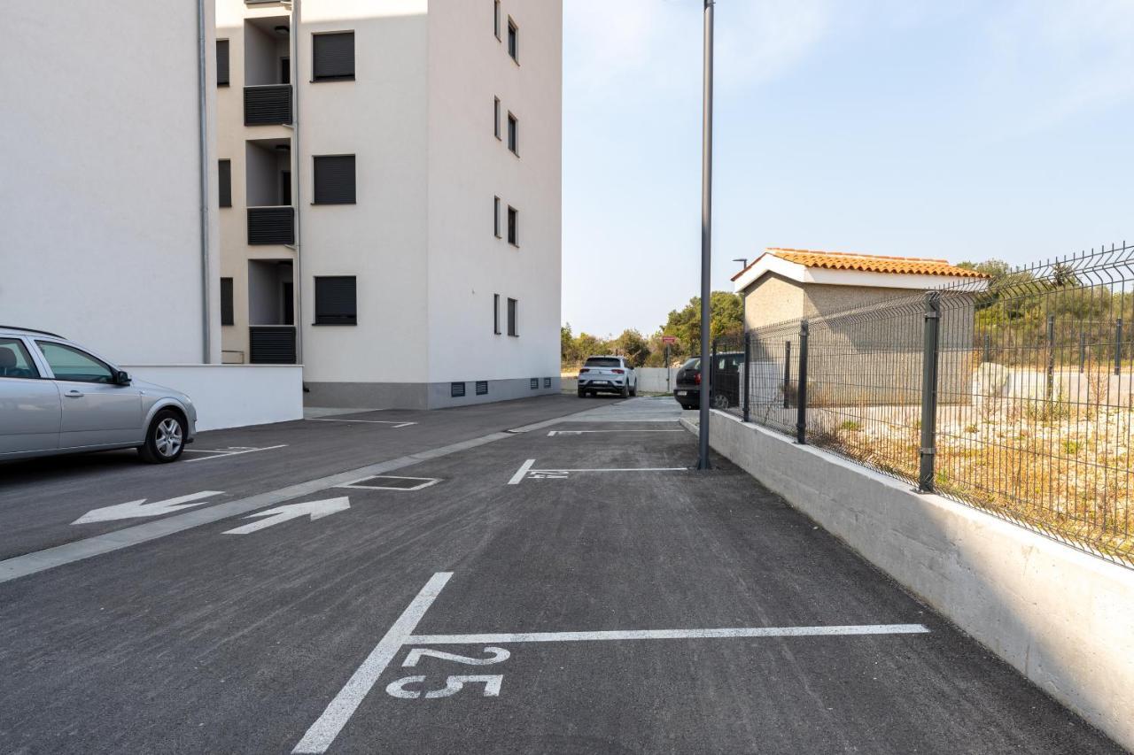 Apartment Roni + Besplatan Parking Zadar Buitenkant foto