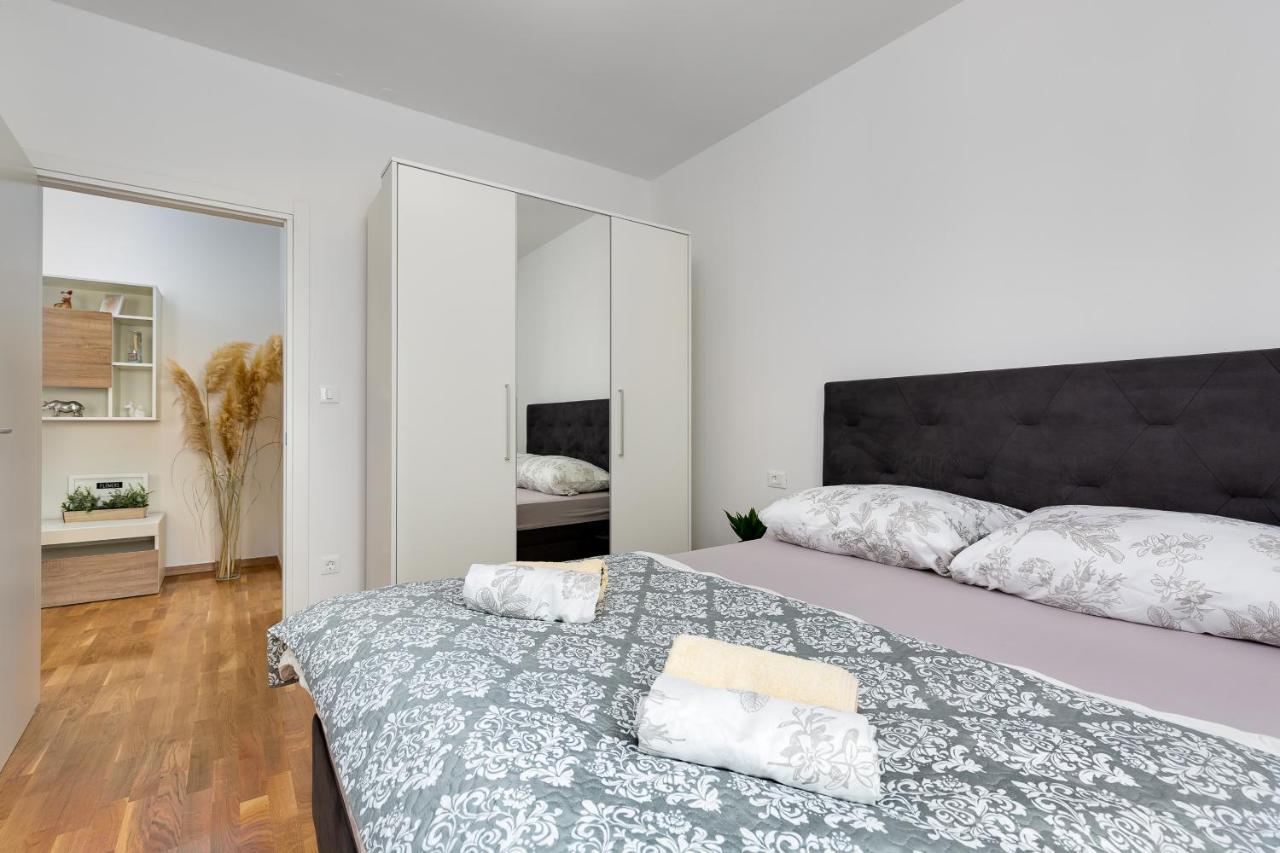 Apartment Roni + Besplatan Parking Zadar Buitenkant foto